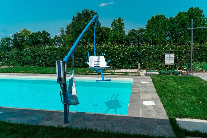 Fixed Pool Lift F145B